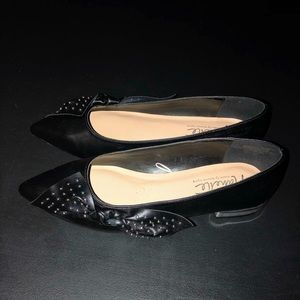 “Black pointed toe embellished flats” 🥿